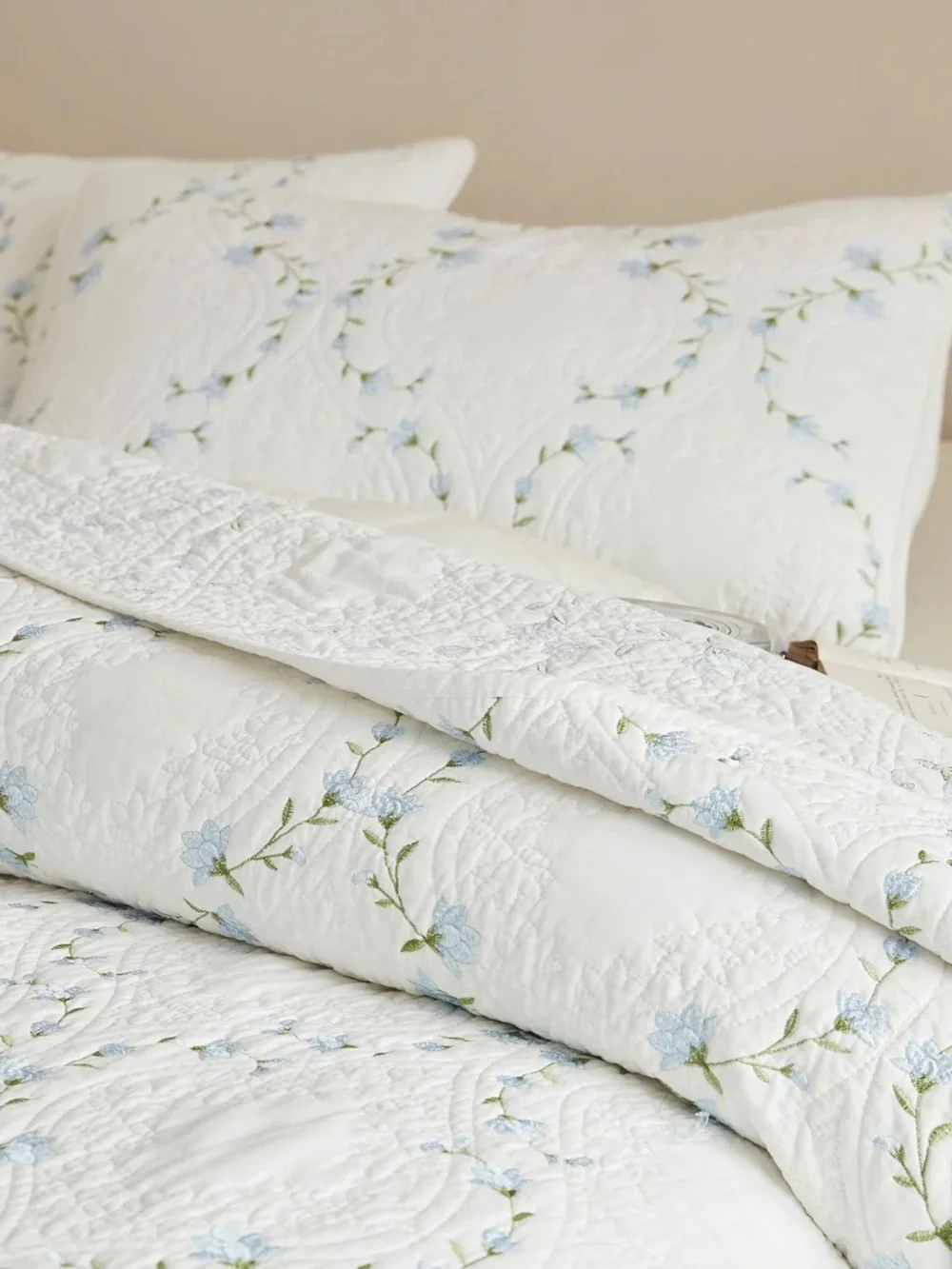3 PIECE 100% COTTON EMBROIDERED FLORAL QUILT SET – VINTAGE FARMHOUSE BEDSPREAD